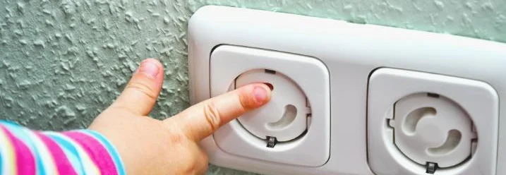 Kind drückt auf Steckdosensicherung